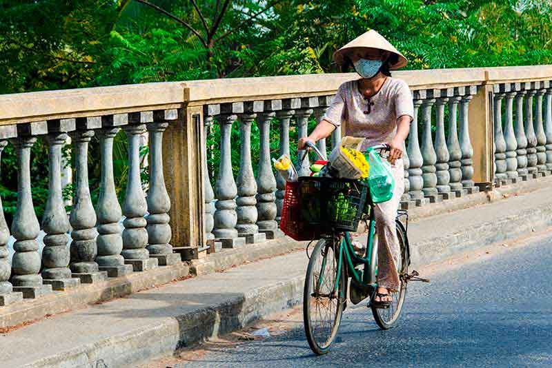 344 - Vietnam - Hoi An - mujer en bicicleta